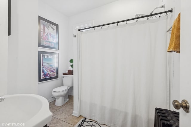 full bath featuring tile patterned floors, toilet, a shower with shower curtain, and baseboards