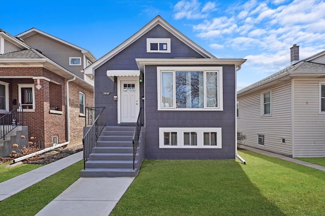 view of front of home featuring a front lawn