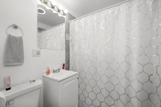 full bathroom featuring vanity, curtained shower, and toilet