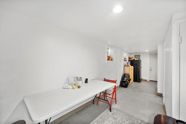 dining room featuring recessed lighting and concrete floors