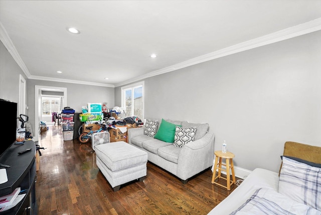 living room featuring recessed lighting, plenty of natural light, ornamental molding, and wood finished floors