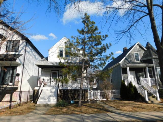 view of front of property featuring a fenced front yard, a porch, and stairs