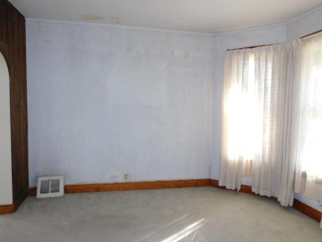 unfurnished room with visible vents and light carpet