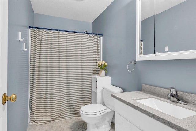 full bathroom featuring a textured ceiling, toilet, a shower with shower curtain, and vanity
