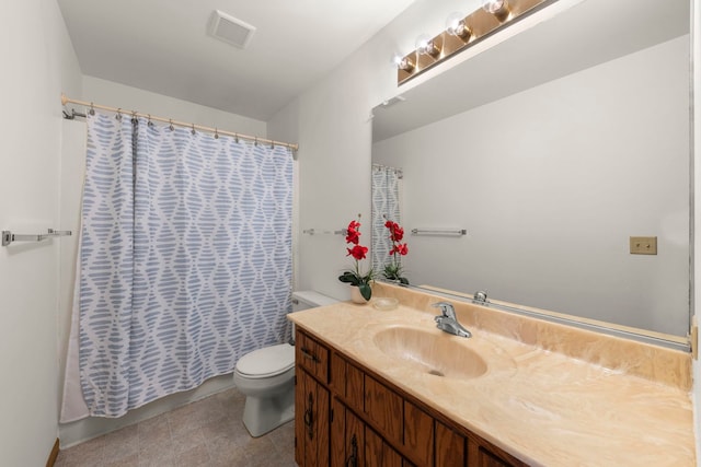 full bath featuring visible vents, toilet, vanity, and a shower with curtain