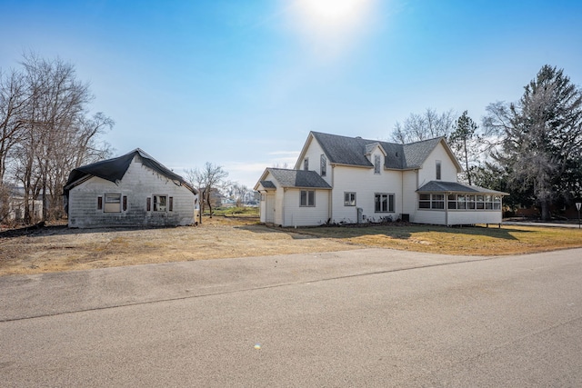 view of front of house with a front lawn