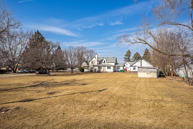 view of yard featuring an outdoor structure