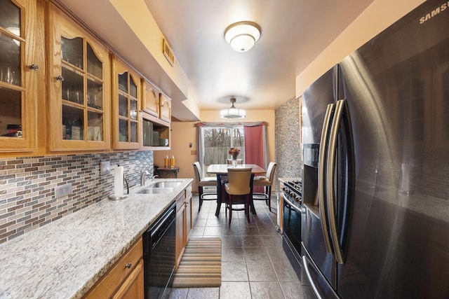 kitchen with visible vents, a sink, decorative backsplash, glass insert cabinets, and appliances with stainless steel finishes