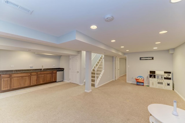 recreation room with visible vents, baseboards, light carpet, recessed lighting, and a sink