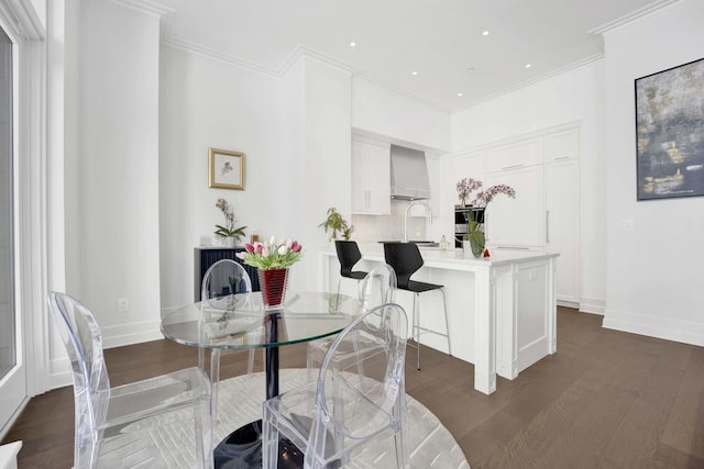 dining space featuring recessed lighting, baseboards, dark wood-style floors, and crown molding