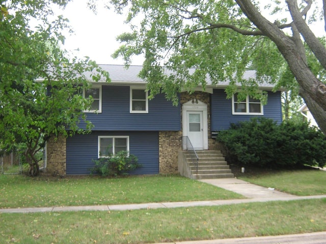 split foyer home with a front yard