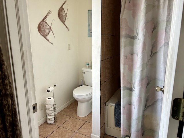 full bath featuring curtained shower, tile patterned floors, toilet, and baseboards