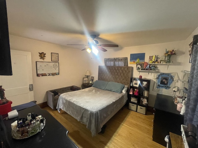 bedroom with light wood-style flooring and a ceiling fan