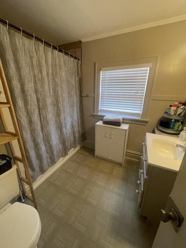 bathroom featuring a shower with shower curtain, toilet, vanity, and crown molding