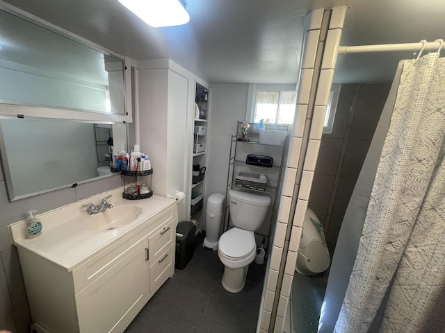 bathroom with curtained shower, toilet, and vanity