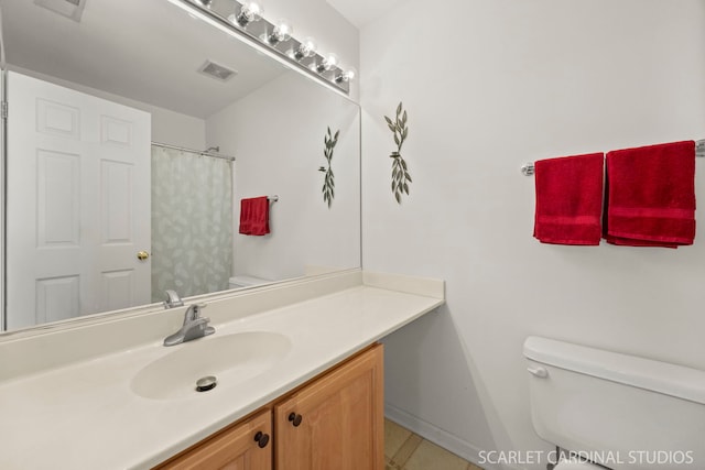 bathroom featuring visible vents, curtained shower, toilet, and vanity