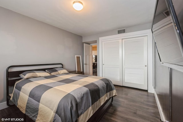 bedroom featuring visible vents, baseboards, a closet, and dark wood-style floors