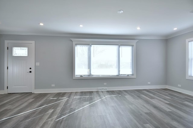 entryway featuring visible vents, baseboards, ornamental molding, recessed lighting, and wood finished floors