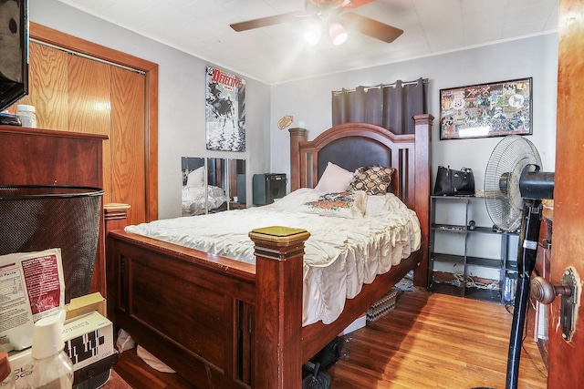 bedroom featuring wood finished floors and a ceiling fan