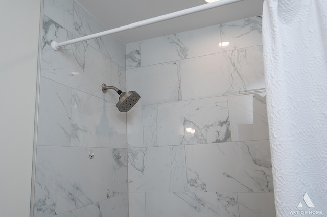 details featuring tiled shower