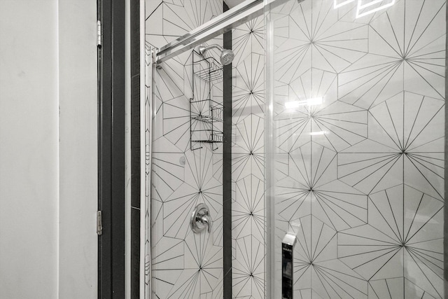 room details featuring a tile shower