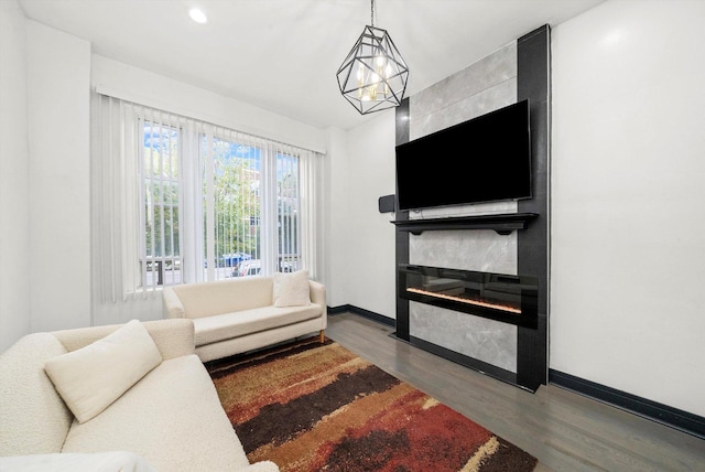 living room with wood finished floors, recessed lighting, a fireplace, and baseboards