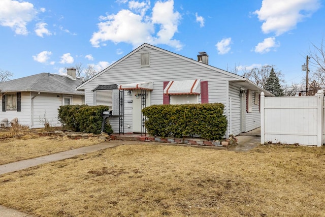 view of front of property featuring a front lawn