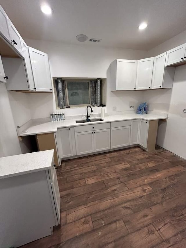 kitchen with dark wood finished floors, visible vents, light countertops, and a sink