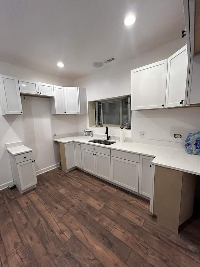 kitchen featuring visible vents, a sink, dark wood finished floors, recessed lighting, and light countertops