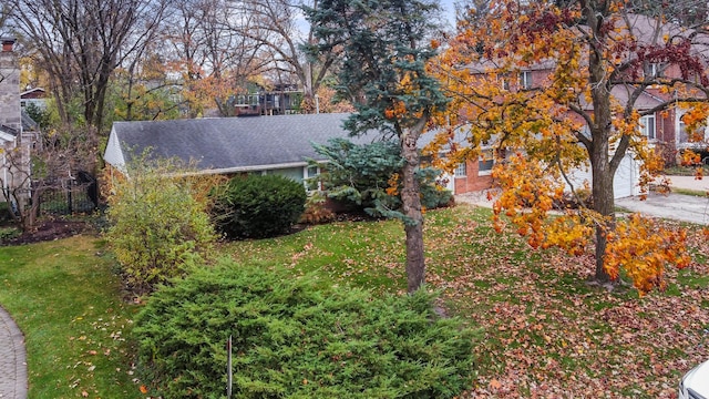 view of front facade featuring a front yard and driveway