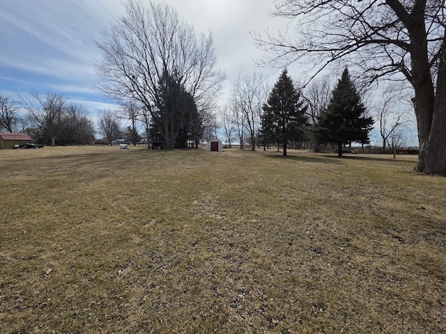 view of yard with an outbuilding