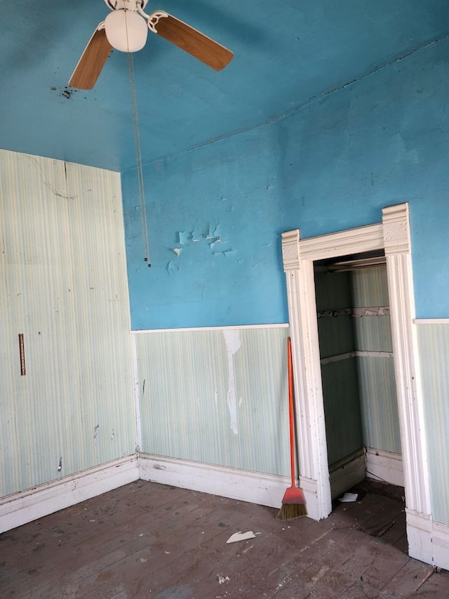 unfurnished bedroom featuring a ceiling fan