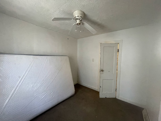 unfurnished bedroom featuring a ceiling fan, baseboards, and a textured ceiling