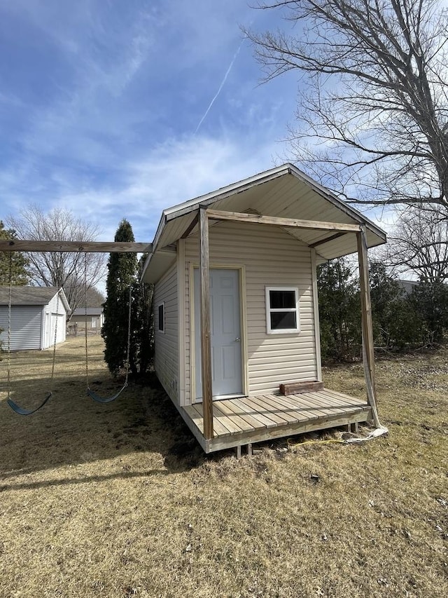 view of outdoor structure with an outbuilding