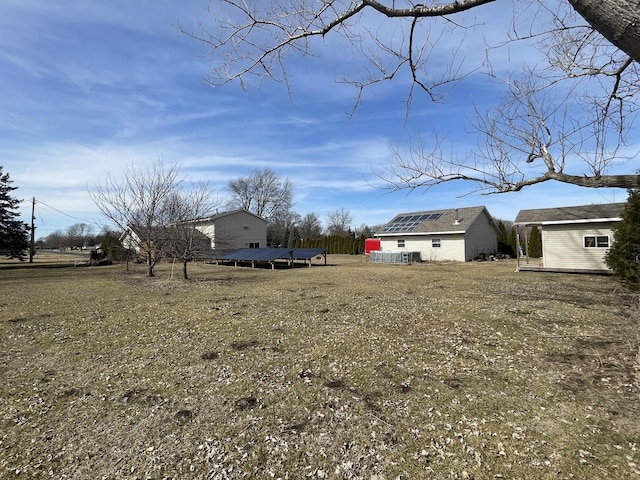 view of yard featuring an outdoor structure