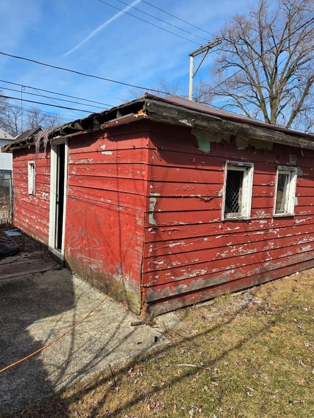 view of side of property with an outdoor structure