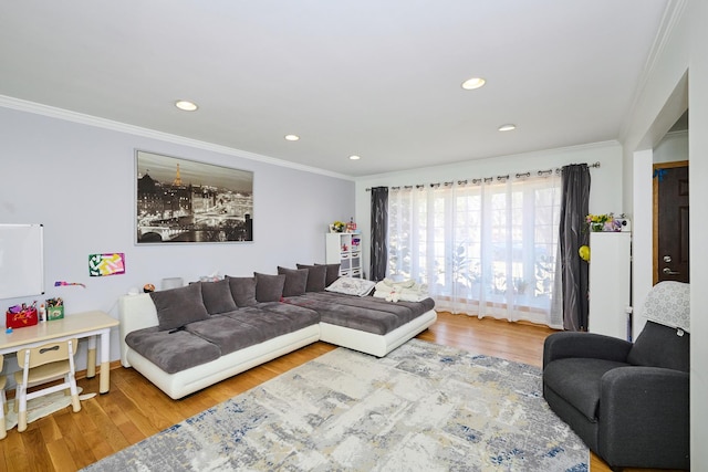 living room with recessed lighting, crown molding, and wood finished floors