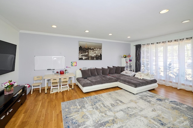 living room featuring light wood-style flooring, recessed lighting, and ornamental molding