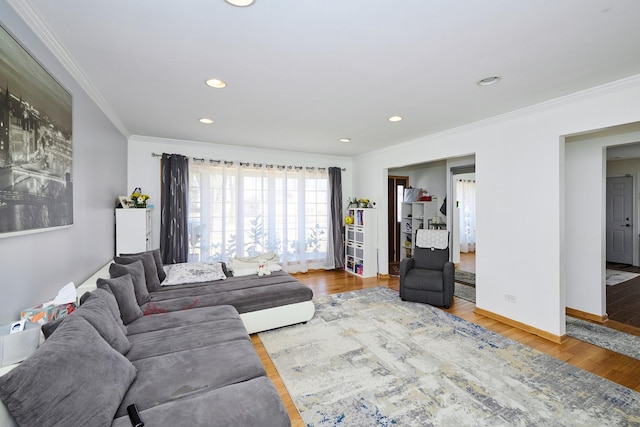 living room featuring recessed lighting, baseboards, wood finished floors, and ornamental molding