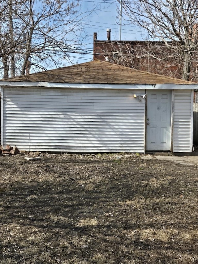 view of outdoor structure with an outbuilding