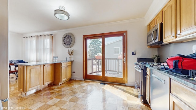 kitchen with crown molding, a peninsula, baseboards, and stainless steel appliances