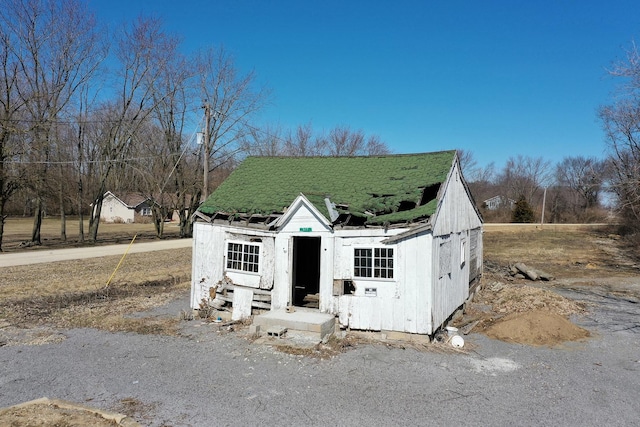 view of front of house featuring an outdoor structure