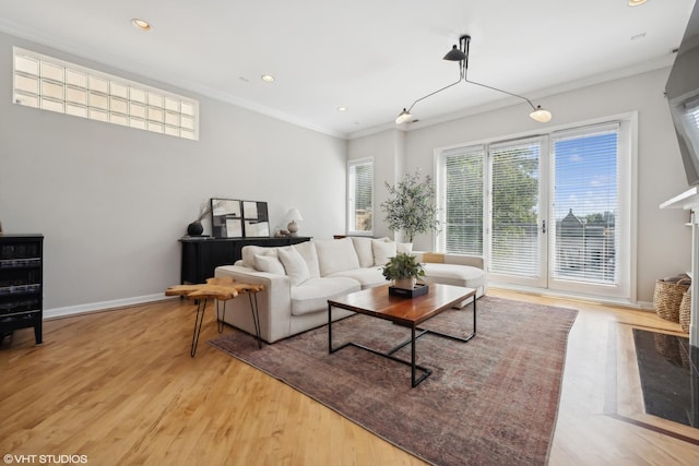 living room with recessed lighting, baseboards, wood finished floors, and crown molding