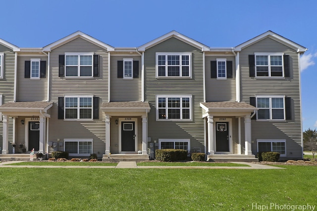 view of front facade with a front yard