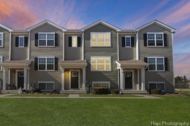 view of front of home featuring a front lawn