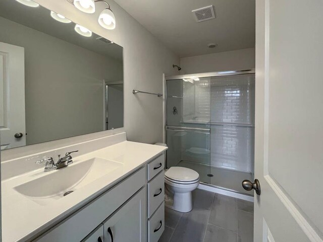 carpeted spare room featuring visible vents and baseboards