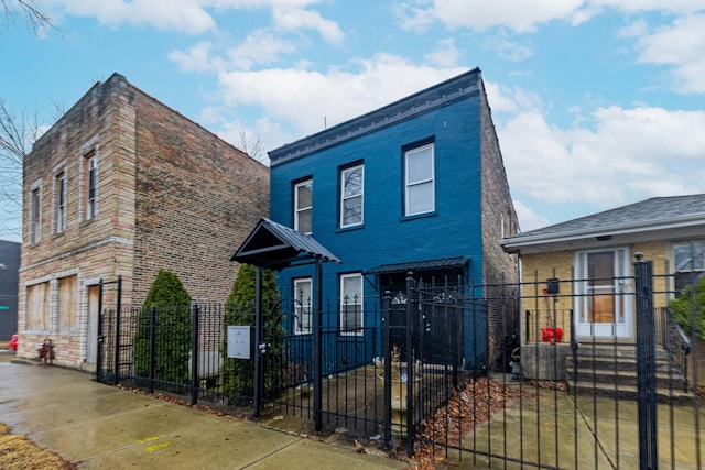 view of front of home featuring a fenced front yard