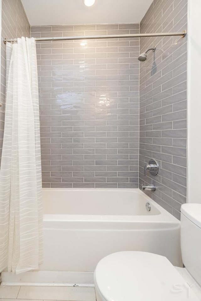 bathroom featuring toilet and shower / bath combo