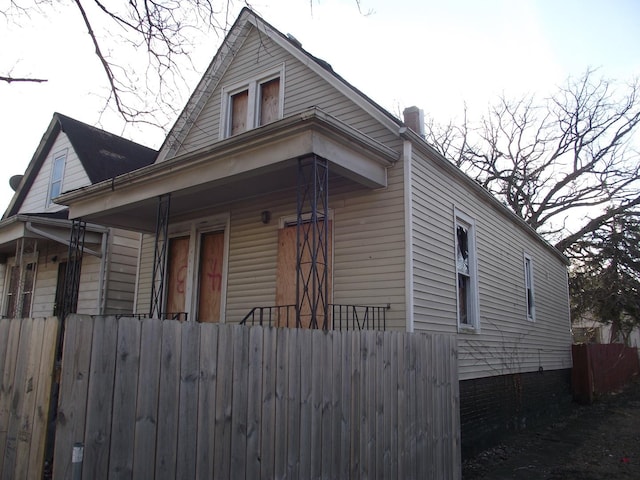 view of front facade with a porch and a fenced front yard