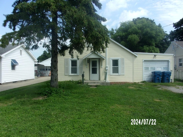 view of front facade with a front lawn, an attached garage, and driveway